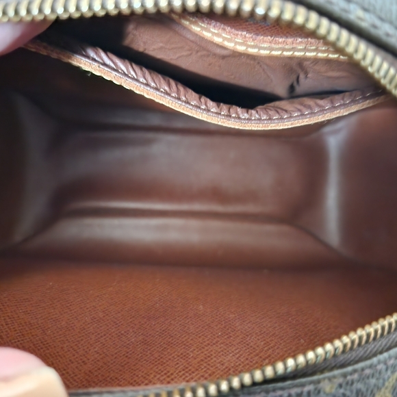 Louis Vuitton Blois Crossbody - Picture 9 of 16